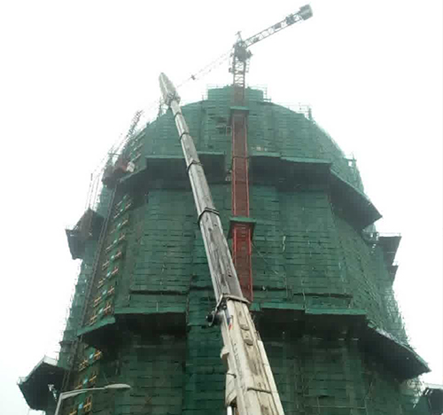 万荣吊车在工地上作业